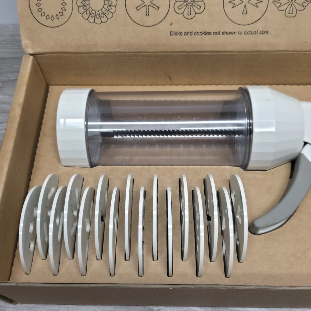 The‎ Pampered Chef 1525 - Cookie Press with 16 Discs - White - Get To Baking!!